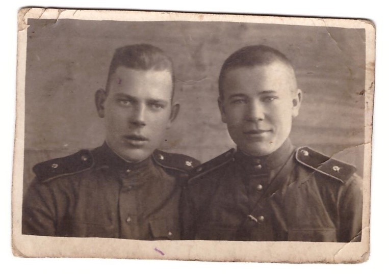 Алексей Терещенко (слева). Ошмяны. 1946 г.